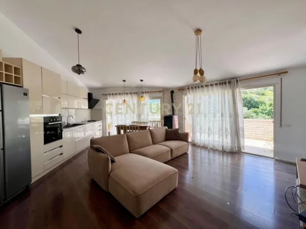 Tirane, jepet me qera apartament 3+1 Kati 4, 120 m² 850 € (Liqeni Thate)