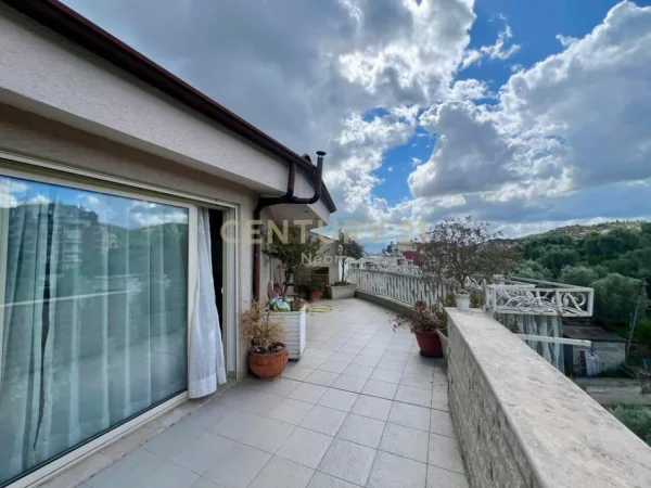 Tirane, jepet me qera apartament 3+1 Kati 4, 120 m² 850 € (Liqeni Thate)