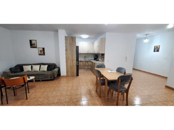 Tirane, jepet me qera apartament 3+1 Kati 2, 131 m² 600 € (Fresku)