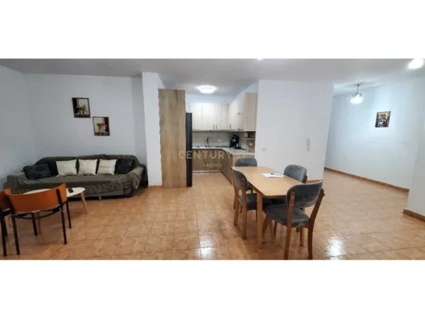 Tirane, jepet me qera apartament 3+1 Kati 2, 131 m² 600 € (Fresku)