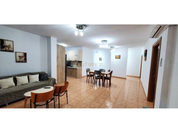 Tirane, jepet me qera apartament 3+1 Kati 2, 131 m² 600 € (Fresku)