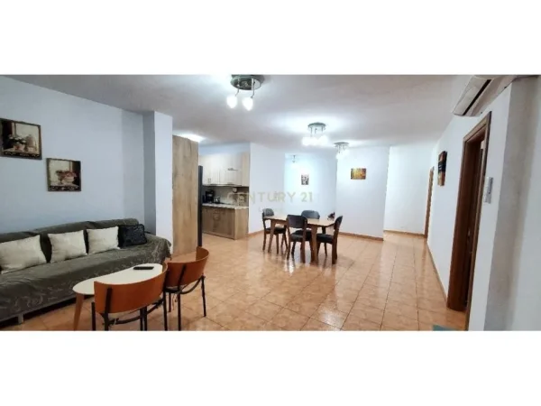 Tirane, jepet me qera apartament 3+1 Kati 2, 131 m² 600 € (Fresku)