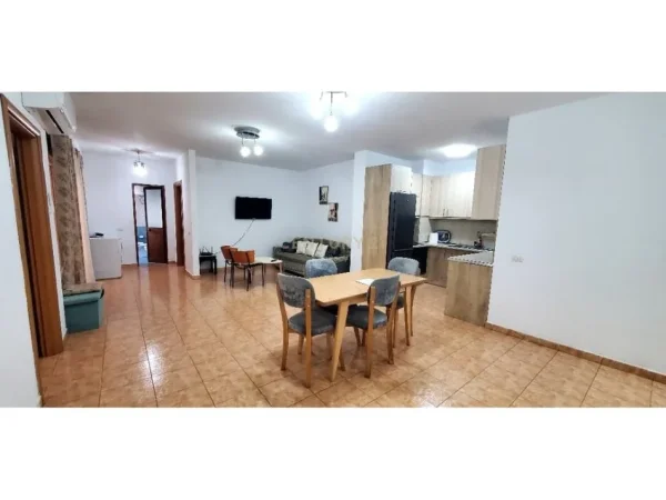 Tirane, jepet me qera apartament 3+1 Kati 2, 131 m² 600 € (Fresku)