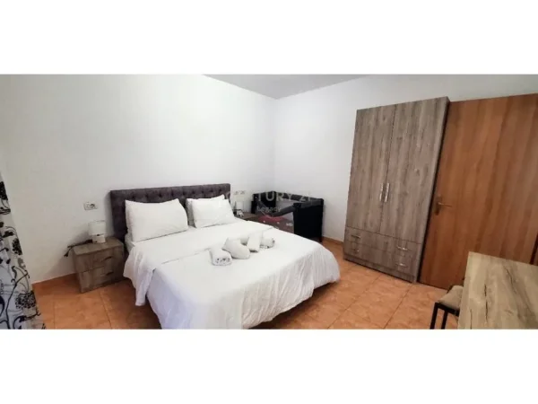 Tirane, jepet me qera apartament 3+1 Kati 2, 131 m² 600 € (Fresku)