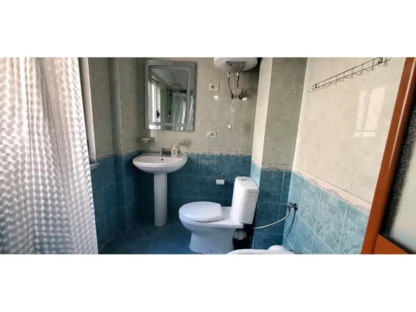 Tirane, jepet me qera apartament 3+1 Kati 2, 131 m² 600 € (Fresku)