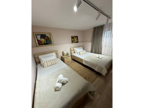Tirane, jepet me qera apartament Kati 1, 135 m² 750 € (Kompleksi Grand)