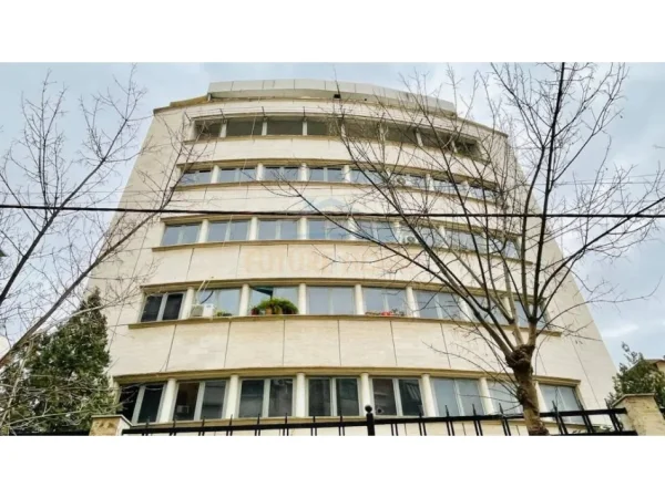 Tirane, jepet me qera ambjent biznesi Kati 0, 67 m² 600 € (Mine Peza)