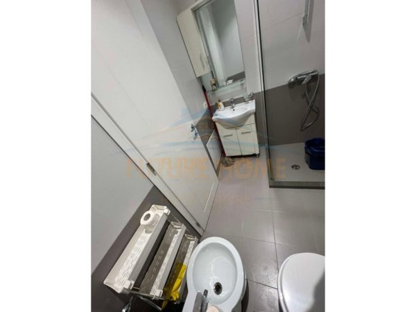 Tirane, jepet me qera apartament 1+1+Ballkon Kati 5, 73 m² 600 € (Kopshti Botanik)