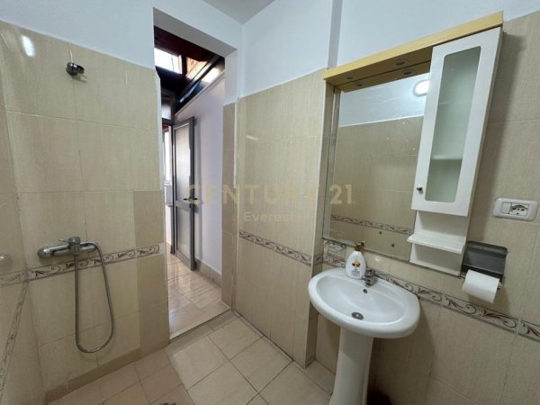 Tirane, jepet me qera apartament 2+1 Kati 5, 125 m² 600 € (Xhamlliku)