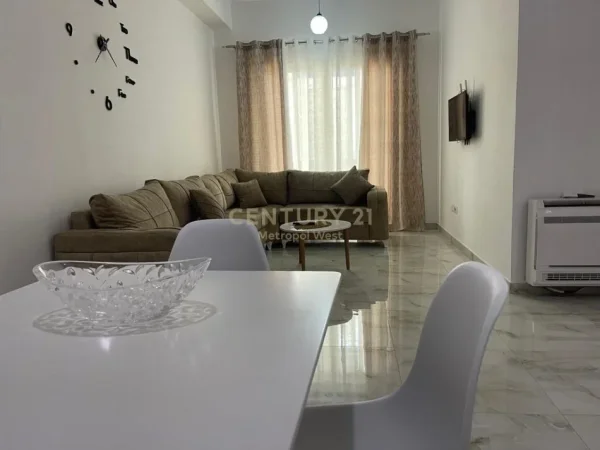 Tirane, jepet me qera apartament 2+1 Kati 2, 630 m² 89 € (Unaza re)