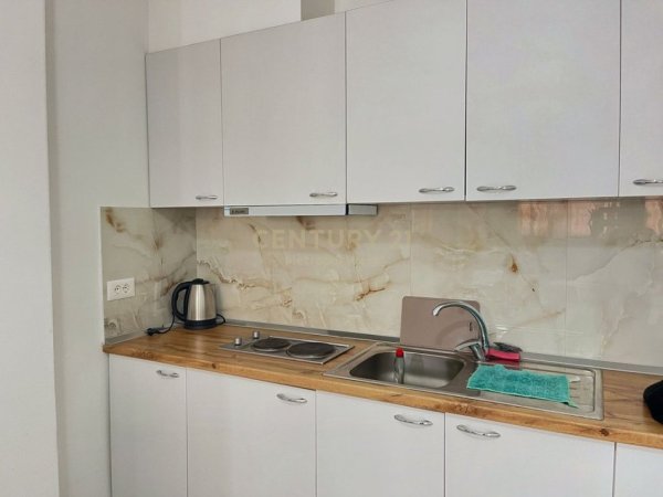 Tirane, jepet me qera apartament 2+1 Kati 2, 80 m² 630 € (Unaza e Re)