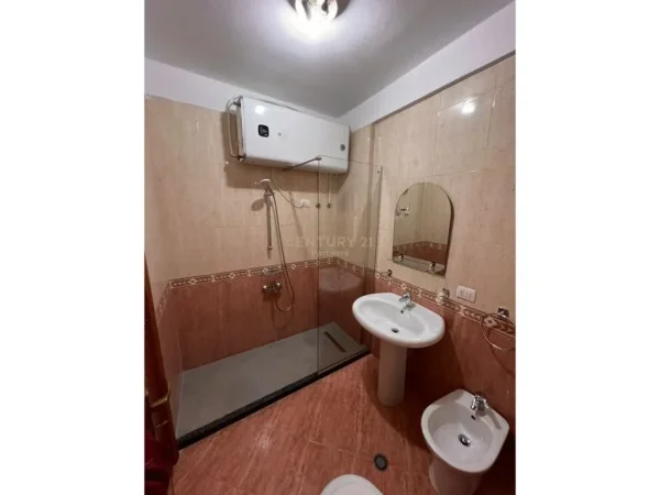 Tirane, jepet me qera apartament Kati 7, 110 m² 750 € (Stacioni Trenit)