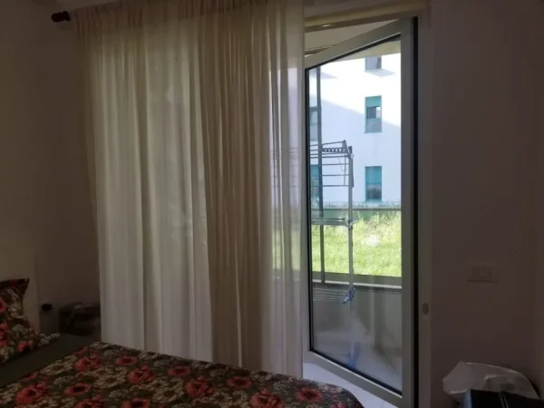 Tirane, jepet me qera apartament 1+1 Kati 1, 50 m² 450 € (Ali demi)