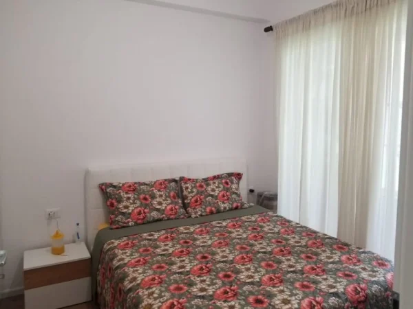 Tirane, jepet me qera apartament 1+1 Kati 1, 50 m² 450 € (Ali demi)