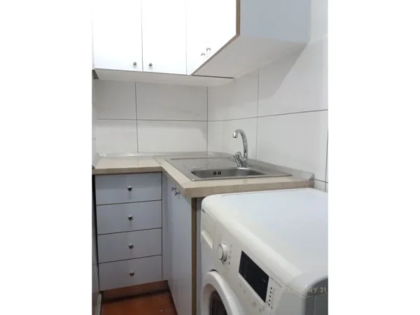 Tirane, jepet me qera apartament 2+1 Kati 2, 66 m² 500 € (Perballe Shkolles Harry Fultz)