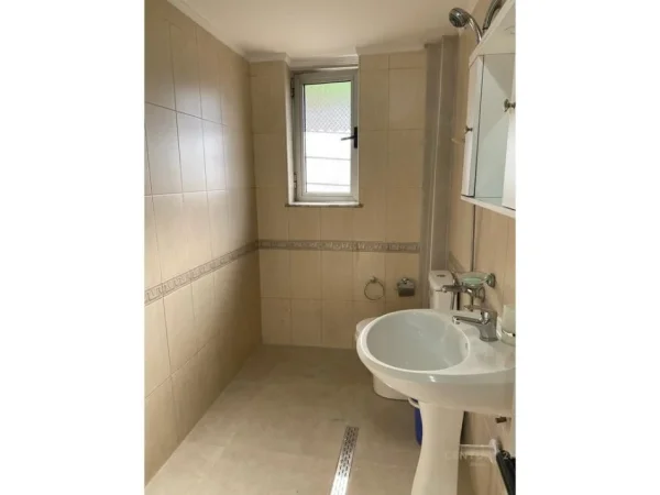 Tirane, jepet me qera apartament 2+1 Kati 2, 66 m² 500 € (Perballe Shkolles Harry Fultz)