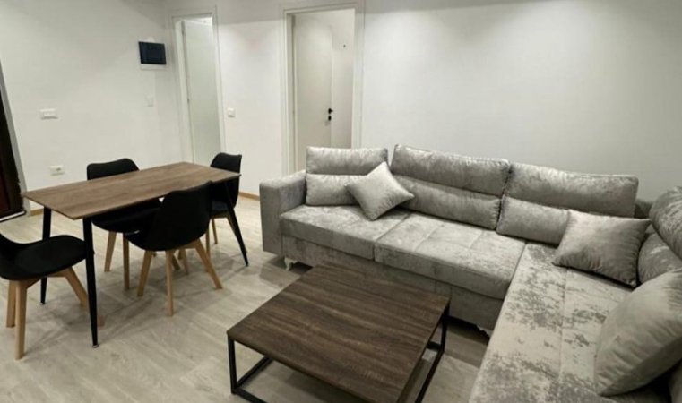 Tirane, jepet me qera apartament 1+1+Ballkon Kati 1, 55 m² 700 € (Zogu I zi)