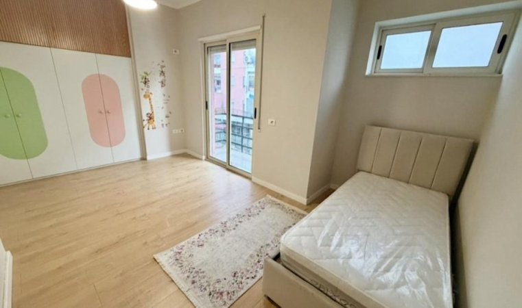 Tirane, jepet me qera apartament 2+1+Ballkon Kati 3, 85 m² 750 € (Kodra e Diellit)