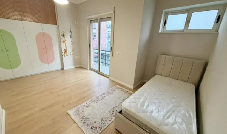 Tirane, jepet me qera apartament 2+1+Ballkon Kati 3, 85 m² 750 € (Kodra e Diellit)