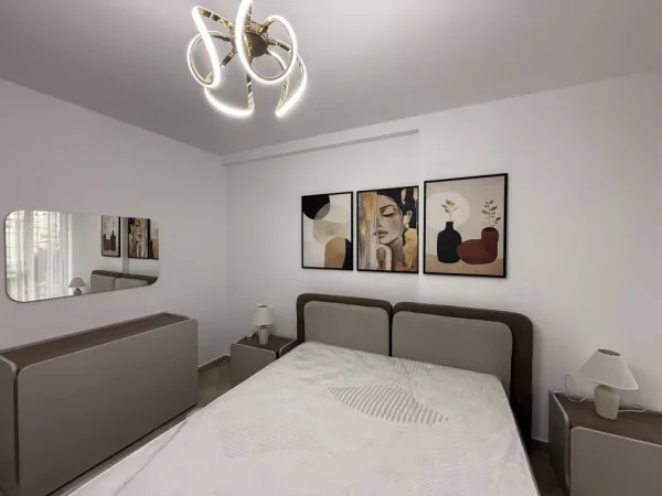 Tirane, jepet me qera apartament 2+1+Ballkon Kati 4, 85 m² 1.000 € (Rruga Barrikadave)