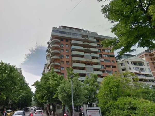 Tirane, jepet me qera apartament 3+1+Ballkon Kati 3, 144 m² (Blloku)