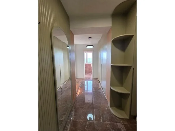 Tirane, jepet me qera apartament 2+1+Ballkon Kati 8, 109 m² 700 € (Shkoze)