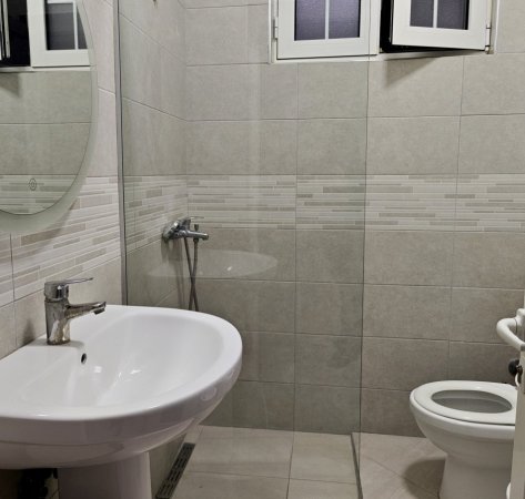 Tirane, jepet me qera apartament 1+1 Kati 0, 70 m² 400 € (Allias)