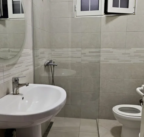 Tirane, jepet me qera apartament 1+1 Kati 0, 70 m² 400 € (Allias)