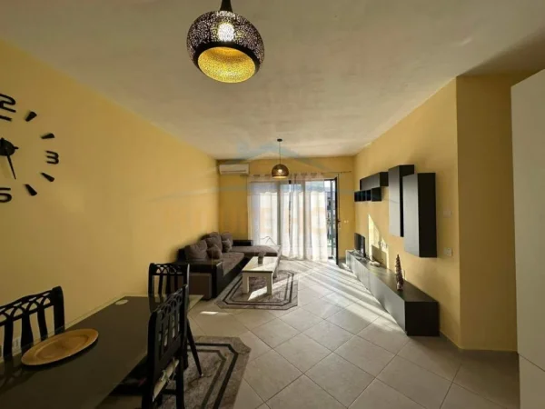 Tirane, jepet me qera apartament 2+1+Ballkon Kati 3, 108 m² 670 € (Unaza e Re)