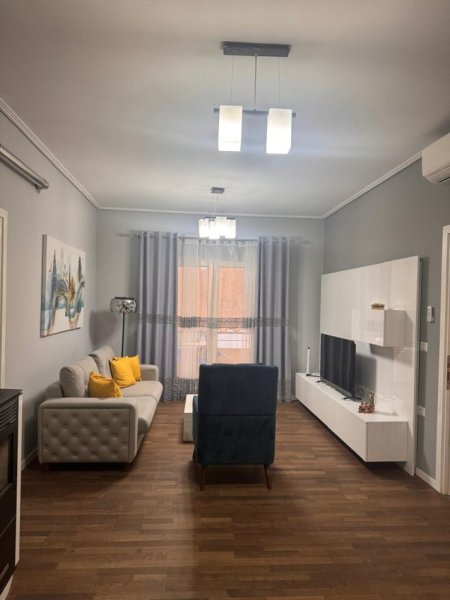 Tirane, jepet me qera Vile 2+1+Ballkon Kati 3, 90 m² 550 € (Rruga Napolon Roshi/Spitali Amerikan2)