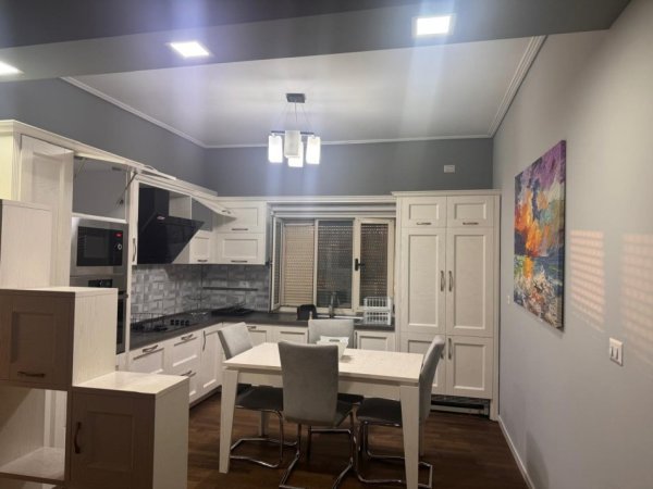 Tirane, jepet me qera Vile 2+1+Ballkon Kati 3, 90 m² 550 € (Rruga Napolon Roshi/Spitali Amerikan2)