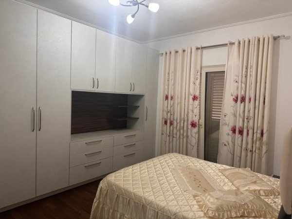 Tirane, jepet me qera Vile 2+1+Ballkon Kati 3, 90 m² 550 € (Rruga Napolon Roshi/Spitali Amerikan2)