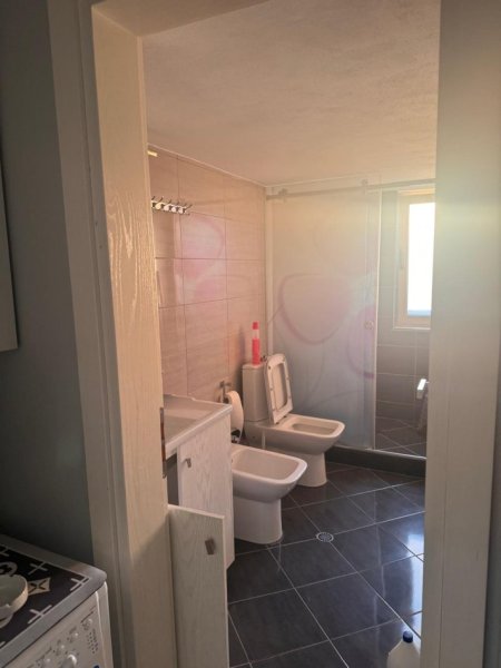 Tirane, jepet me qera Vile 2+1+Ballkon Kati 3, 90 m² 550 € (Rruga Napolon Roshi/Spitali Amerikan2)