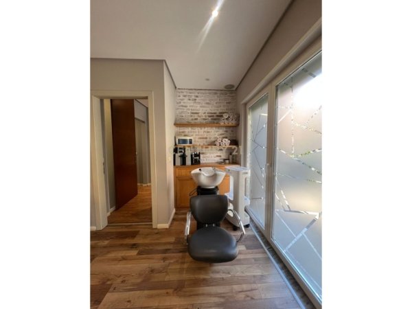 Tirane, jepet me qera dyqan Kati 1, 98 m² 1.500 € (Neom128989)