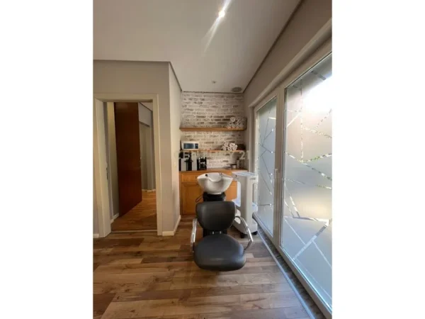 Tirane, jepet me qera dyqan Kati 1, 98 m² 1.500 € (Neom128989)