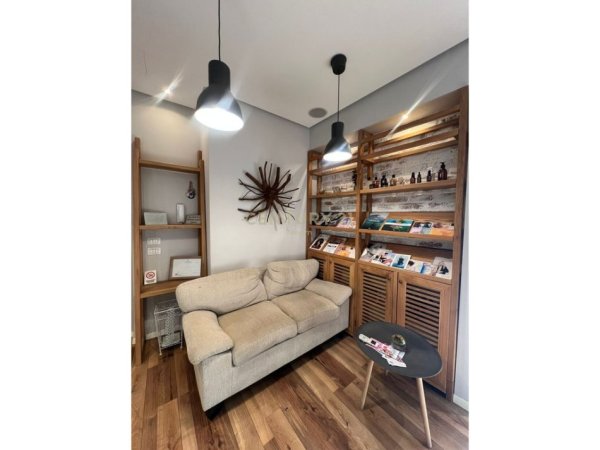 Tirane, jepet me qera dyqan Kati 1, 98 m² 1.500 € (Neom128989)