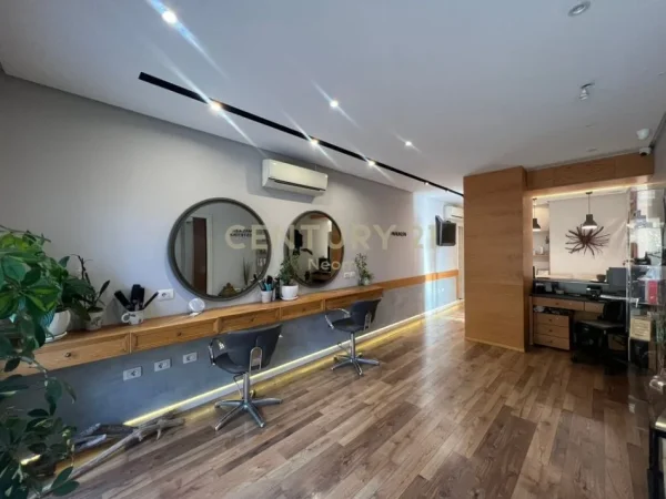 Tirane, jepet me qera dyqan Kati 1, 98 m² 1.500 € (Neom128989)
