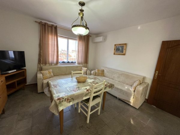 Tirane, jepet me qera apartament 2+1+Ballkon Kati 5, 85 m² 600 € (Shkolla e Kuqe/Rr.Dervish Hekali)