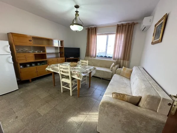 Tirane, jepet me qera apartament 2+1+Ballkon Kati 5, 85 m² 550€ (Shkolla e Kuqe/Rr.Dervish Hekali)