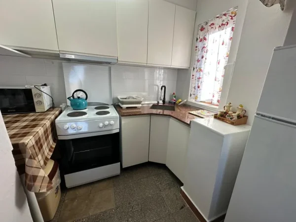 Tirane, jepet me qera apartament 2+1+Ballkon Kati 5, 85 m² 550€ (Shkolla e Kuqe/Rr.Dervish Hekali)