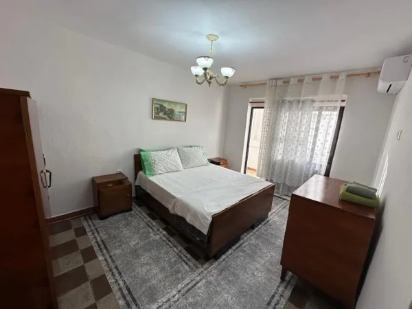 Tirane, jepet me qera apartament 2+1+Ballkon Kati 5, 85 m² 550€ (Shkolla e Kuqe/Rr.Dervish Hekali)