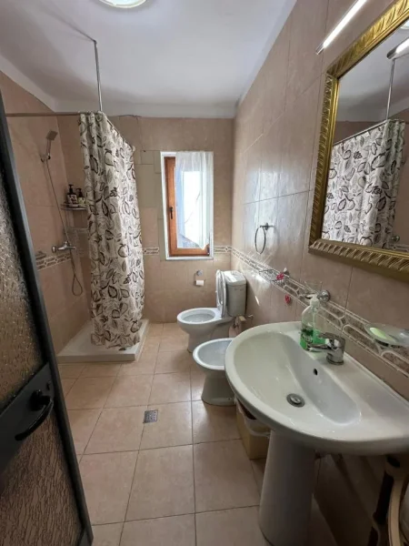 Tirane, jepet me qera apartament 2+1+Ballkon Kati 5, 85 m² 550€ (Shkolla e Kuqe/Rr.Dervish Hekali)