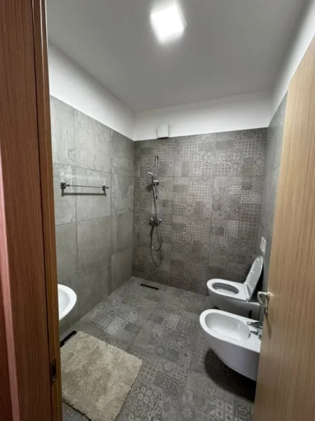 Tirane, jepet me qera 2+1+Ballkon Kati 5, 95 m² 750 € (Rruga Muzakët)