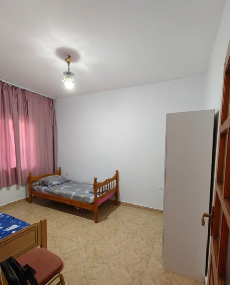 Tirane, jepet me qera garsonier 1+1 Kati 1, 36 m² (Stacioni Trenit, Fundi Rruges Burgut)