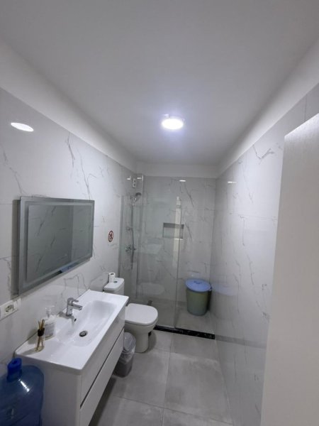 Tirane, jepet me qera zyre , 95 m² 1.000 € (Sheshi Wilson)