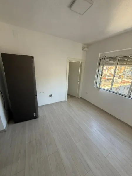 Tirane, jepet me qera zyre , 95 m² 1.000 € (Sheshi Wilson)
