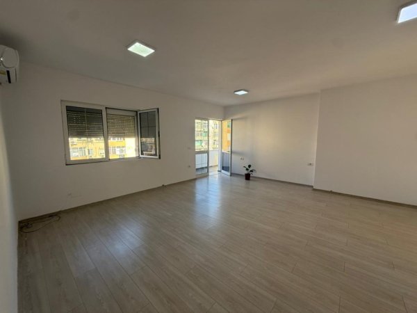 Tirane, jepet me qera zyre , 95 m² 1.000 € (Sheshi Wilson)