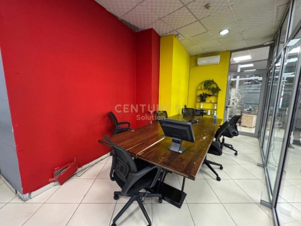 Tirane, jepet me qera ambjent biznesi Kati 1, 320 m² 2.600 € 