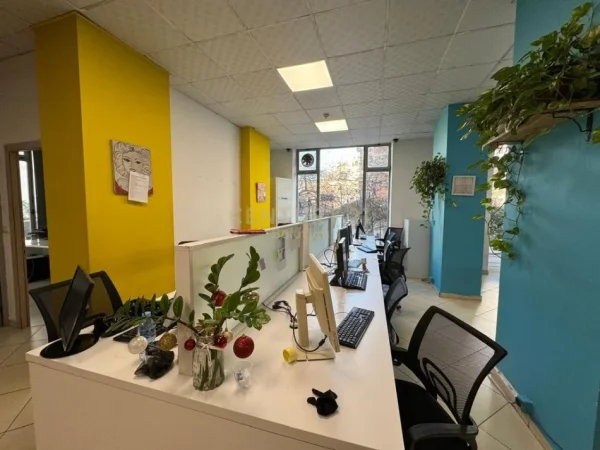Tirane, jepet me qera ambjent biznesi Kati 1, 320 m² 2.600 € 