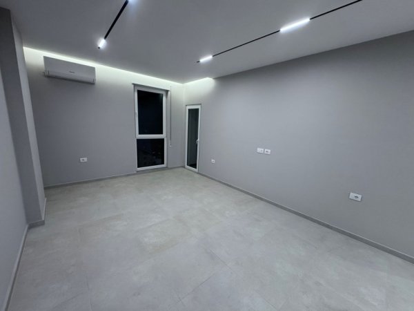 Jepet me Qera Apartament 1+1 Bosh Pas Concordit, 5 Maj,   400 €URO